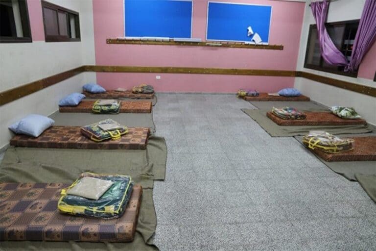 مكان الحجر الصحي في غزة يثير جدلاً واسعاً 10 فرشات ومثلهم أغطية مكان الحجر الصحي في غزة watanserb.com