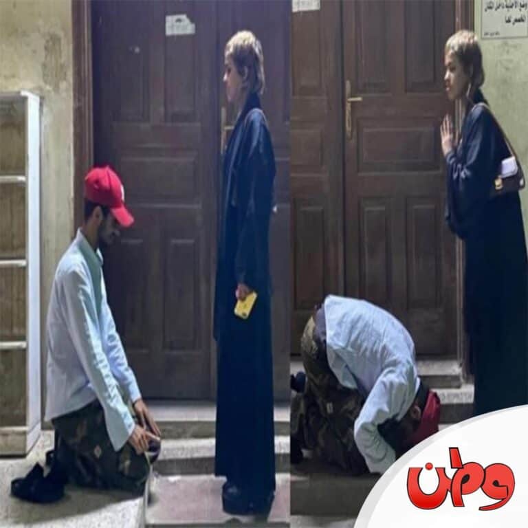 سعودي يسجد لفتاة أمام باب مسجد في جدة! سعودي يسجد لفتاة watanserb.com