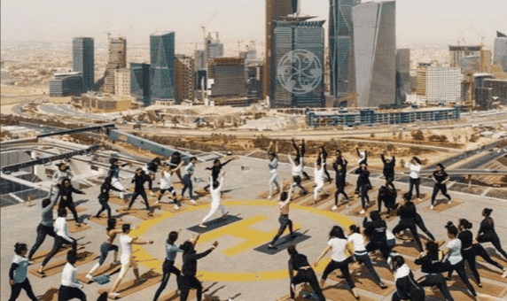 جدل واسع في السعودية بعد ظهور سعوديات يمارسن اليوغا على أسطح أبراج الرياض العليا سعوديات يمارسن اليوغا watanserb.com