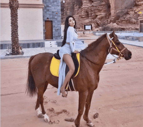 فتاة عارية في العلا السعودية وفجر موجة غضب على مواقع التواصل فتاة عارية في العلا السعودية watanserb.com