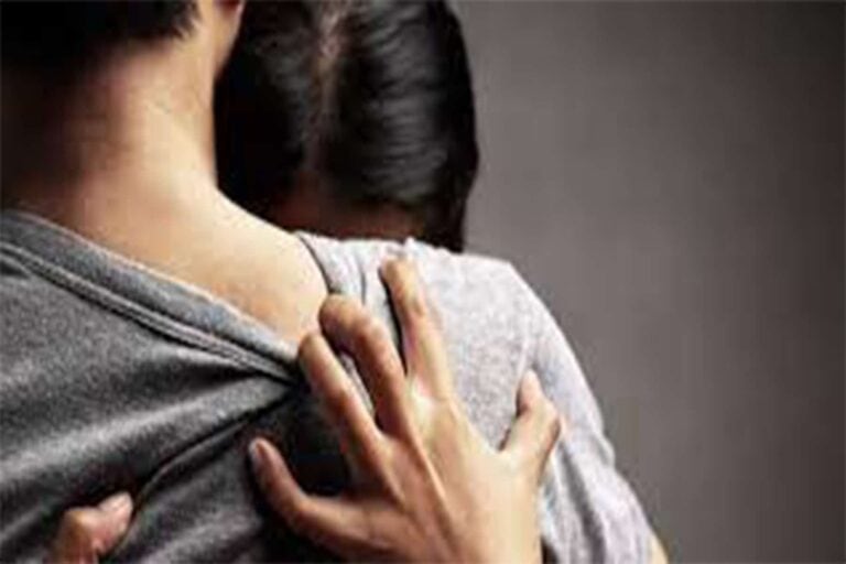 شاب يمارس السعادة watanserb.com