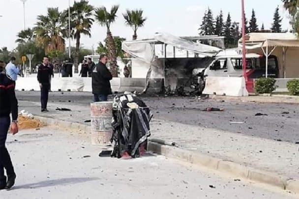 انتحاريان يفجران نفسيهما قرب السفارة الأمريكية في تونس انتحاريان يفجران نفسيهما watanserb.com