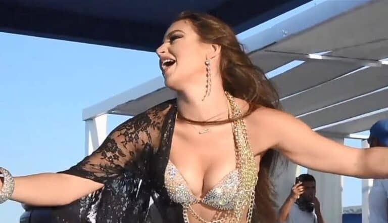 الراقصة جوهرة تخرج في وصلة رقص لحث المصريين على البقاء في منازلهم الراقصة جوهرة watanserb.com