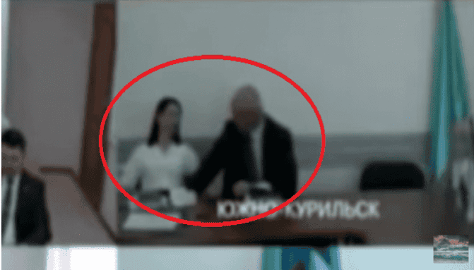 مسؤول روسي يتحرش بمساعدته watanserb.com