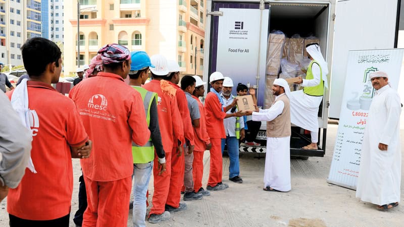 فيديو “صادم” لمنع وافد من أخذ وجبة طعام توزع مجانا بسبب ديانته توزيع الطعام على محتاجين