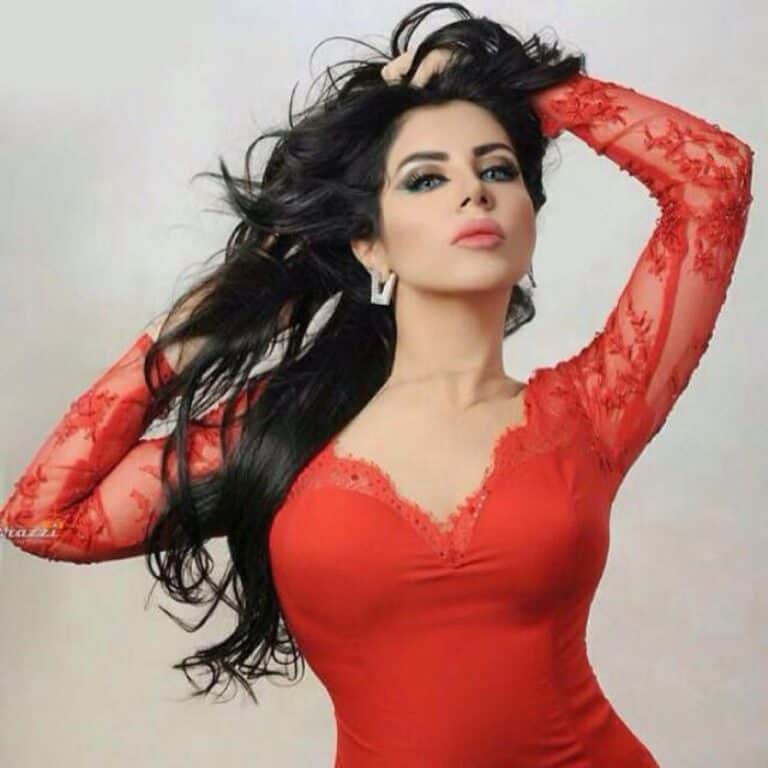 حليمة بولند تفاجئ متابعيها باستخدام بول البقر لتغذية شعرها خلال زيارتها للهند حليمة بولند watanserb.com