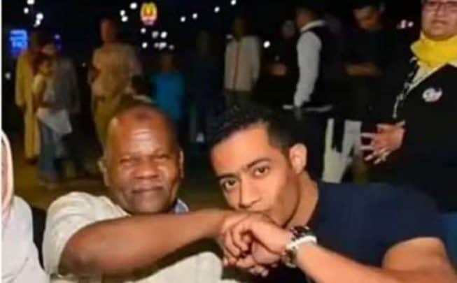 محمد رمضان يقبل يد والده watanserb.com