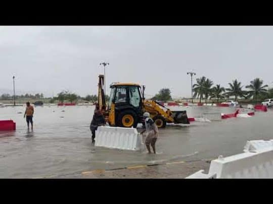 مستشفيات ومحال تجارية غرقت.. “شاهد” ماذا فعل منخفض محافظة ظفار والسلطات تتحرك لإنقاذ المواطنين منخفض محافظة ظفار watanserb.com