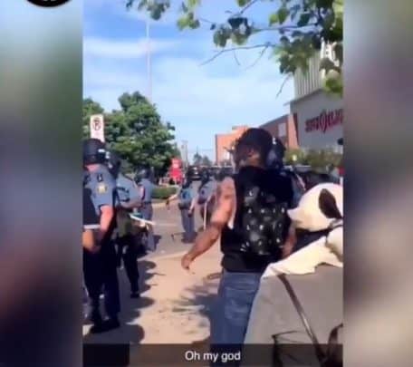 يرفع الاذان امام الشرطي الأمريكي watanserb.com