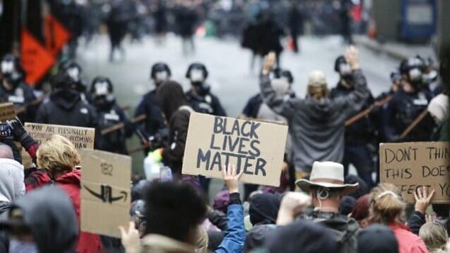 ردة فعل بائع مصري في نيويورك تعرض للسرقة تثير السخرية الاحتجاجات في لوس انجلوس