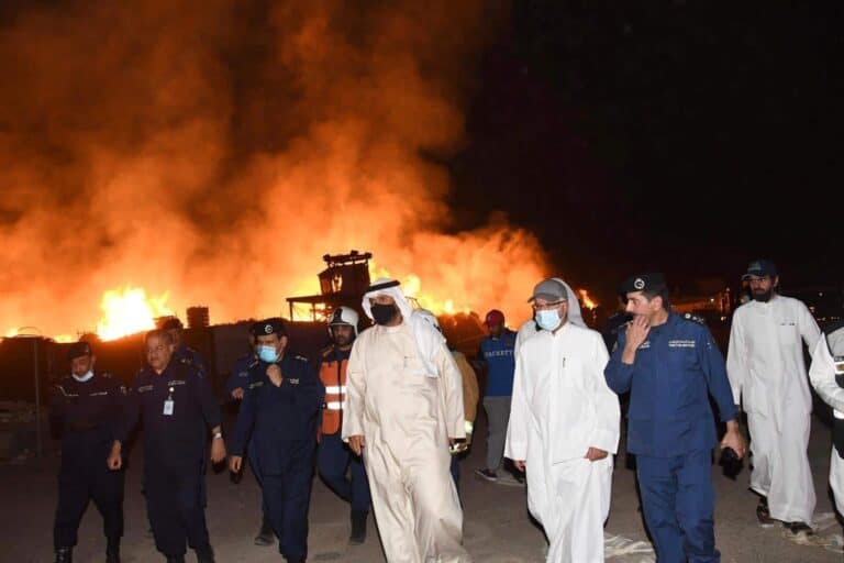 هل طالَ المخزون الاستراتيجي الغذائي للكويت؟!.. مشاهد مُذهلة لحريق “غرب ميناء عبدالله” الهائل حريق غرب ميناء عبدالله watanserb.com