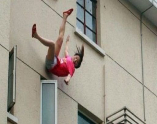 زوج مصري يُلقي زوجته من الطابق الخامس لتسقط أمام المارة في مشهد مرعب!! زوج مصري يلقي زوجته watanserb.com