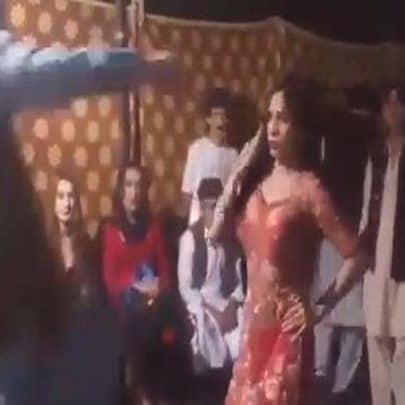 شخص يعتدي على فتاة وهي ترقص watanserb.com