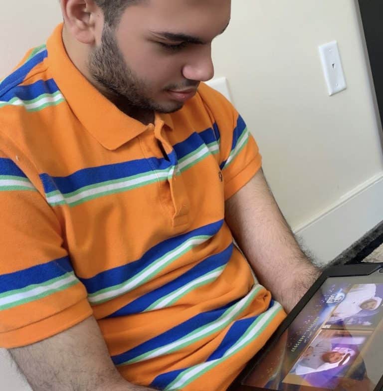 مريض بالتوحد واشتاق لأبيه.. “شاهد” رسالة “تبكي الحجر” لنجل معتقل في سجون الإمارات عبد السلام المرزوقي ابنه watanserb.com