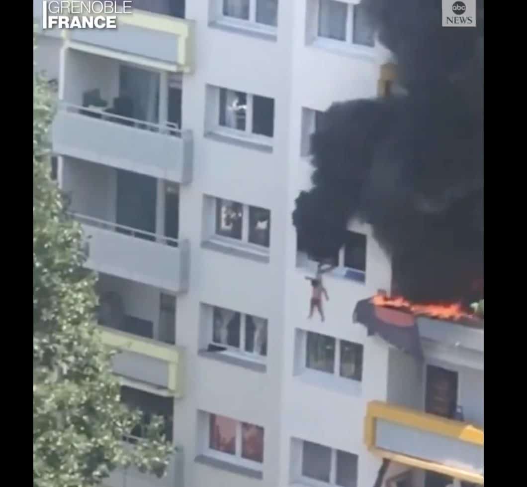 فيديو يحبس الأنفاس .. طفلان يسقطان عن الطابق الـ10 هرباً من نيران التهمت منزلهما وهذا مصيرهما طفلان يسقطان عن الطابق الـ10 هرباً من نيران