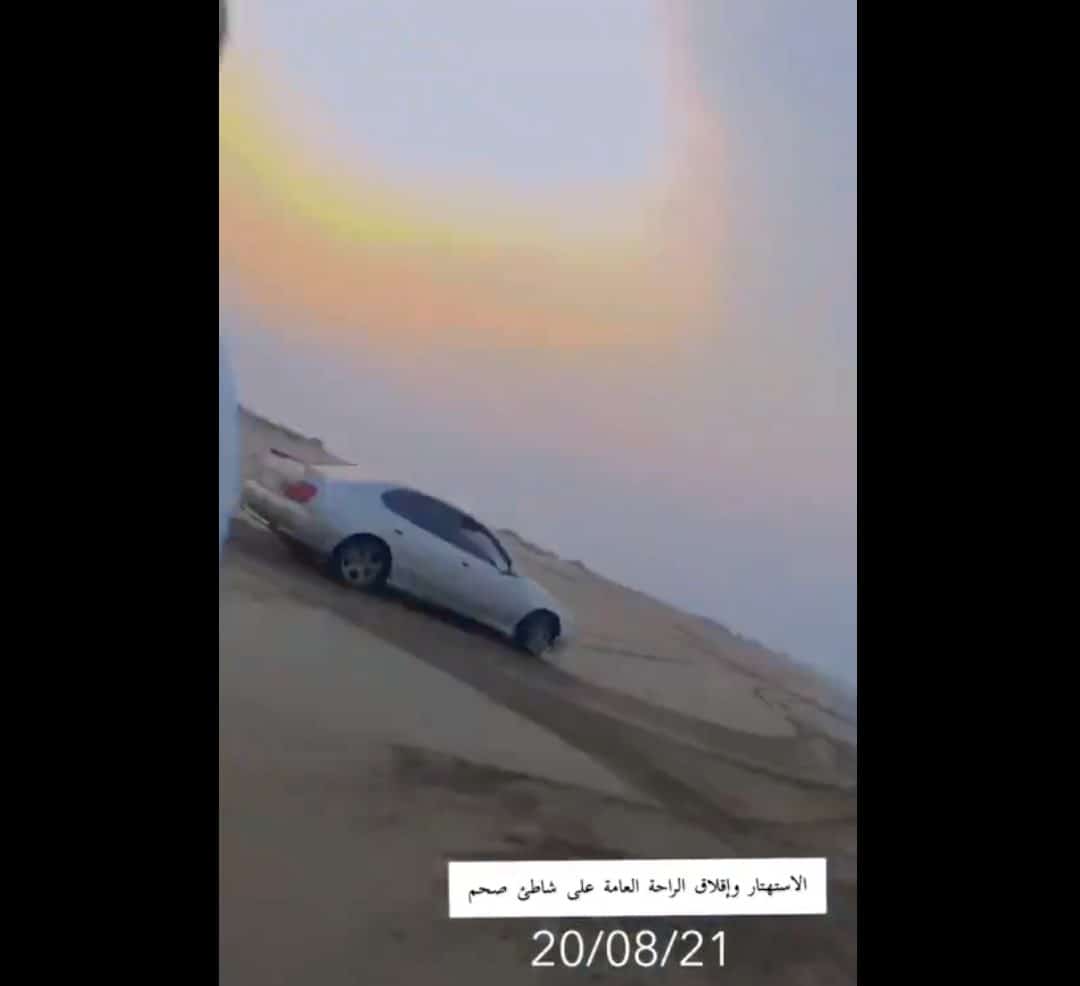 “مُستهتر” عُماني يُعرض حياة الآخرين للخطر باستعراض سيارته في شاطيء "مُستهتر" عُماني يُعرض حياة الآخرين للخطر