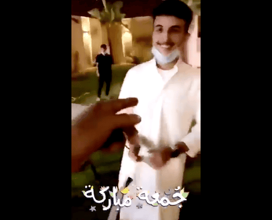 شقيق نجم سعودي شهير لم يقاوم جمال شاب لبناني فتغزل به وعرض عليه المال! شقيق نجم سعودي شهير لم يقاوم جمال شاب لبناني