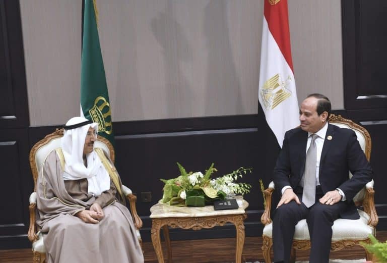 هل استغل السيسي “الخائف والمرتبك” وفاة أمير الكويت لوقف التظاهرات التي هزت عرشه في مصر؟ امير الكويت والسيسي watanserb.com