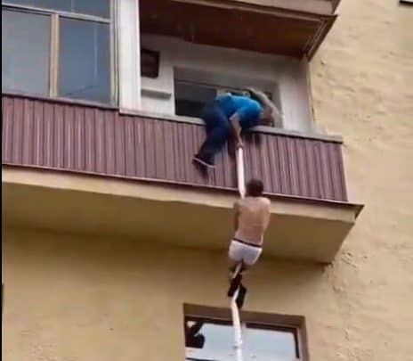 زوج يضبط زوجته في أحضان عشيقها الذي حاول الهرب بطريقة غريبة watanserb.com