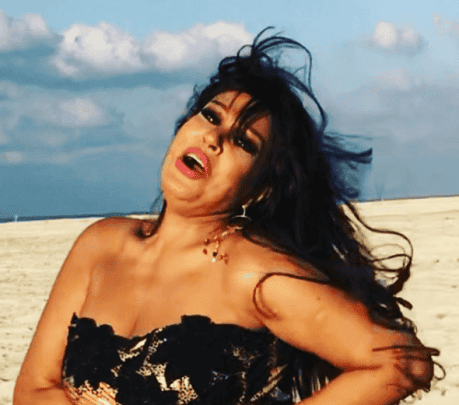 بعد “ترهلات” صافيناز.. “شاهد” كيف بدت فيفي عبده بعد “زوم” لجسدها عن قرب وتصدرت الترند فيفي عبده watanserb.com