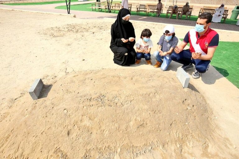 أطفال يبكون رحيل أمير الكويت صباح الاحمد watanserb.com