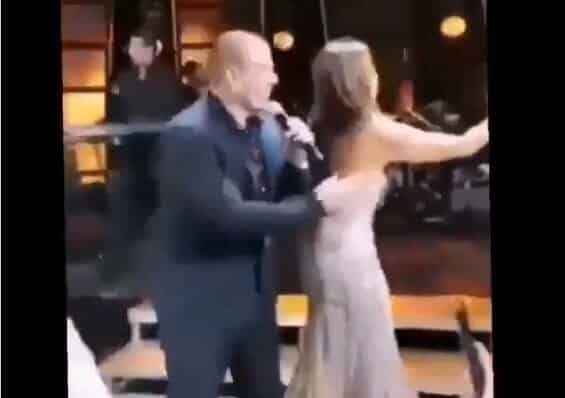 جدل واسع بعد فيديو احتكاك معجبة بالفنان عمرو دياب على المسرح: تعمد أم صدفة؟ اصطدام معجبة بالفنان عمرو دياب على المسرح watanserb.com