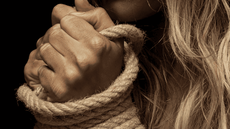 هذا ما فعلته شقيقتان كويتيتان مع فتاة من “البدون” داخل محل سكنها وصوّرتاها بالهاتف! اعتداء على فتاة watanserb.com