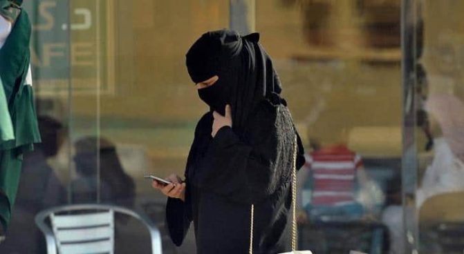 كويتي “ساقط” يتحرش بسيدة خمسينية في موقف للسيارات وهذا ما فعله بها عندما تصدت له! التحرش watanserb.com