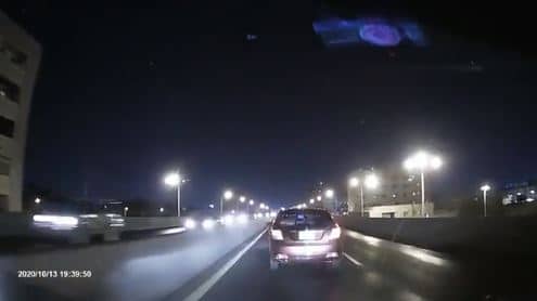 “شاهد” ماذا فعل سعودي “وقح” مع سيدة كانت تقود سيارتها على الطريق السريع وأثار موجة غضب واسعة؟! التحرش في السعودية watanserb.com