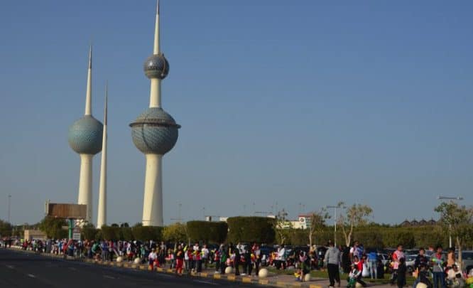 هذا ما حصل في شارع الخليج العربي.. كويتيان يحشران كندية ويتحرشان بها ولكن هذا ما حصل! وافدة كندية في الكويت watanserb.com