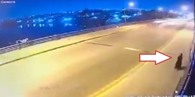 امرأة تقذف طفليها من جسر الأئمة في بغداد في نهر دجلة watanserb.com