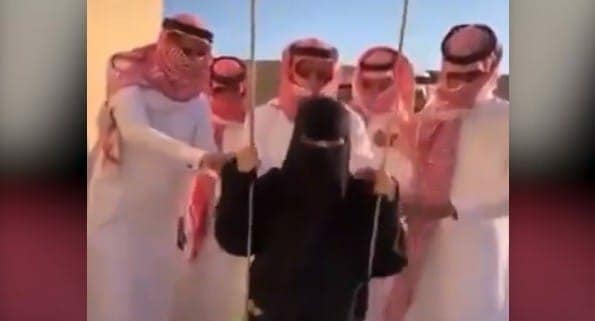 “شاهد” فيديو صادم من السعودية العظمى .. اجتمعوا يداعبون فتاة منقبة أمام الكاميرا! سعوديون يداعبون منقبة على أرجوحة watanserb.com