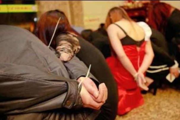 شرطة عمان السلطانية تلقي القبض على شبكة دعارة watanserb.com