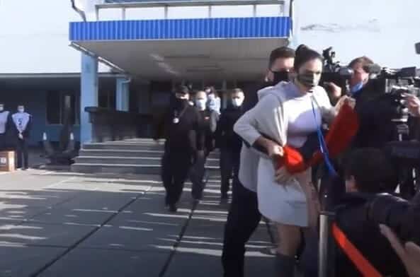 لم تكن ترتدي ملابس داخلية .. “شاهد” ماذا حدث لفتاة فاجأت رئيس هذه الدولة أمام زوجته وتعرّت! فتاة من حركة فيمين تحتج أمام الرئيس الأوكراني watanserb.com