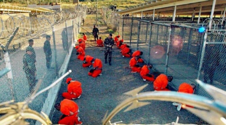 معتقلون يفضلون “جوانتانامو” على سجون الإمارات.. تفاصيل خطيرة عن احتجاز أبوظبي 18 يمنياً قسراً معتقلون في جوانتانامو watanserb.com