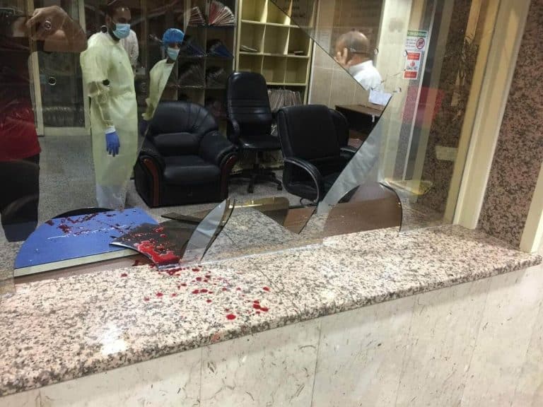 هذا ما حدث في الكويت.. موظف كويتي لم يسكت على “قلة أدب” وافد مصري فشج له رأسه! وافد كويتي يعتدي على مواطن كويتي في مستوصف حولي الغربي watanserb.com