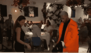 “الشبع بعد جوع يعمل أكتر”.. “شاهد” محمد رمضان ونيللي كريم يحطمان مطعماً في دبي وهما يرقصان! محمد رمضان ونيللي كريم watanserb.com