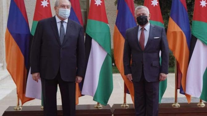 زيارة مفاجئة من رئيس أرمينيا لملك الأردن.. هل طلب وساطته لدى أردوغان بعد هزيمته المذلة بأذربيجان؟ أرمين سركيسيان والملك عبدالله watanserb.com