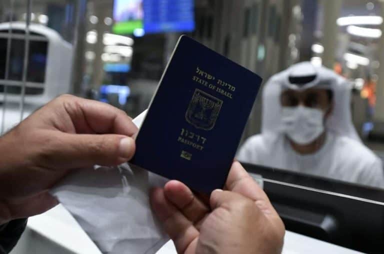 لهذه الأسباب .. أوقفت الإمارات منح تأشيرات سفر مواطني 13 بلداً عربياً وإسلامياً وفتحت البلاد للإسرائيليين بلا تأشيرات إسرائيليون يصلون الإمارات watanserb.com