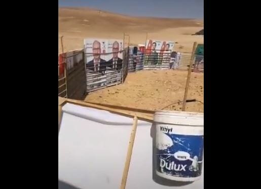 تحويل صور مرشحي الانتخابات الأردنية إلى أدوات لصنع زريبة للمواشي يثير سخرية جماهيرية الأردن watanserb.com