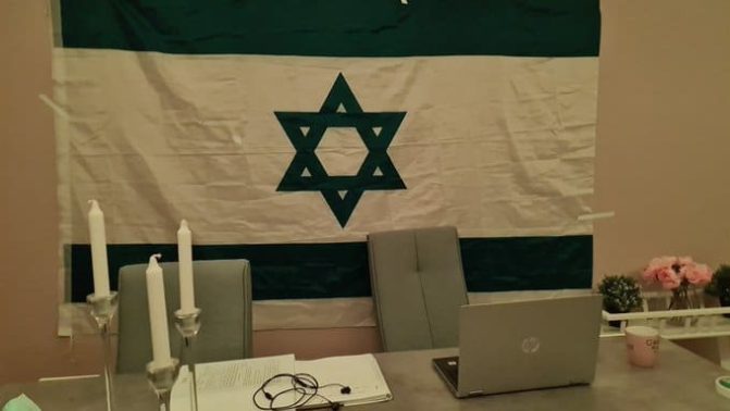 “غرفتي جميلة مع العلم الإسرائيلي”.. “شاهد” بحريني منبطح يتخذ ملكه قدوة بعد أن خلع سرواله وهذا ما فعله! التطبيع البحريني البحرين watanserb.com