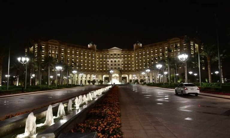 تفاصيل مروعة عن “ليلة الضرب” في “ريتز كارلتون”.. المحققون لا يفقهون شيئاً وهكذا ابتزوا الامراء ورجال الأعمال الرتيز كارلتون ريتز أحداث فندق الريتز watanserb.com