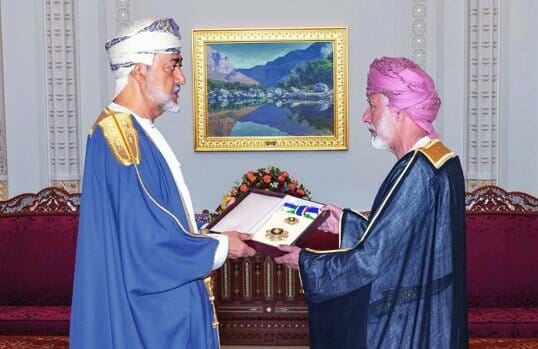 الكاتب السعودي المرتزق خالد الزعتر سَكِرَ حتّى الثمالة وتطاول على الوزير يوسف بن علوي .. و”الشاهين” يفضحه السلطان هيثم بن طارق يكرم الوزير يوسف بن علوي watanserb.com