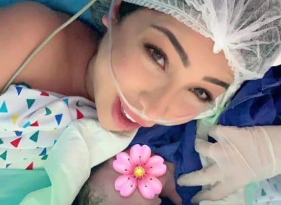 دنيا بطمة تنشر فيديو لزوجها وهو يقص الحبل السري لطفلتهما watanserb.com