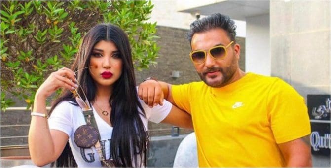 سارة الكندري تدفع ثمن “قلة أدبها” غالياً وهذا ما قررته محكمة كويتية وجعلتها “عبرة” لفاشينستات الخلاعة! سارة الكندري وزوجها أحمد العنزي watanserb.com