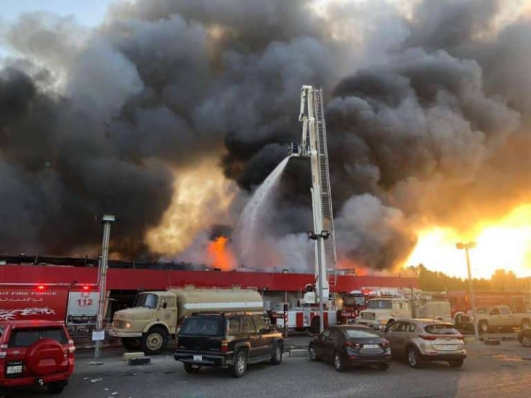 “شاهد” لحظة حريق سوق الميرة بالكويت.. النيران اتت على المكان بالكامل في دقائق معدودة سوق الميرة الشويخ watanserb.com