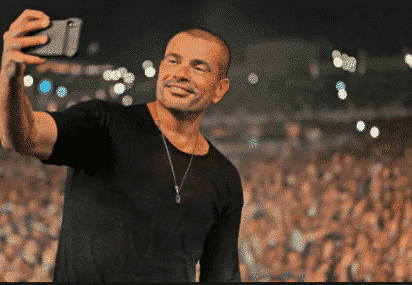 “شاهد” عمرو دياب يفقد أعصابه على معجب وهذا ما فعله به أمام الحضور وأثار ضجة واسعة عمرو دياب watanserb.com