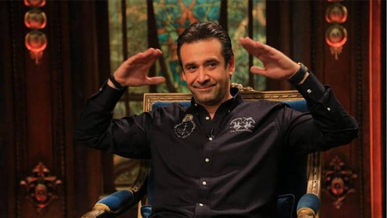 “شاهد” كريم عبدالعزيز يُفاجئ جمهوره بقصة “الشبشب”.. هذا ما كان يفعله ويثير جنون والديه! كريم عبدالعزيز watanserb.com