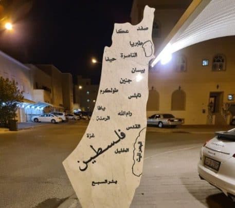 كويتي يضع خريطة فلسطين أمام منزله watanserb.com