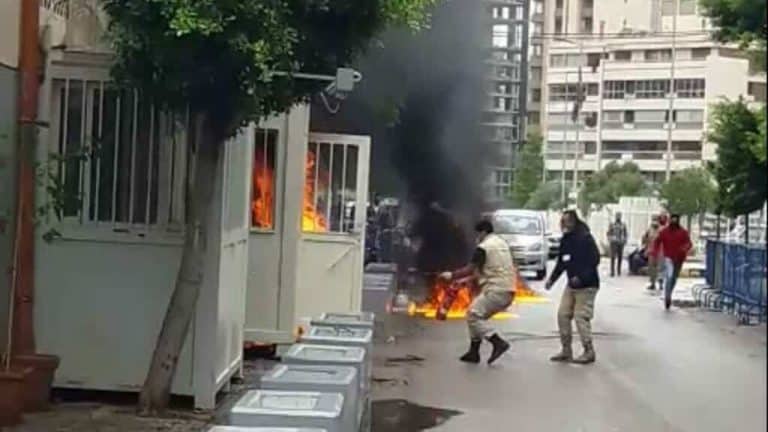 لبناني يحرق نفسه watanserb.com